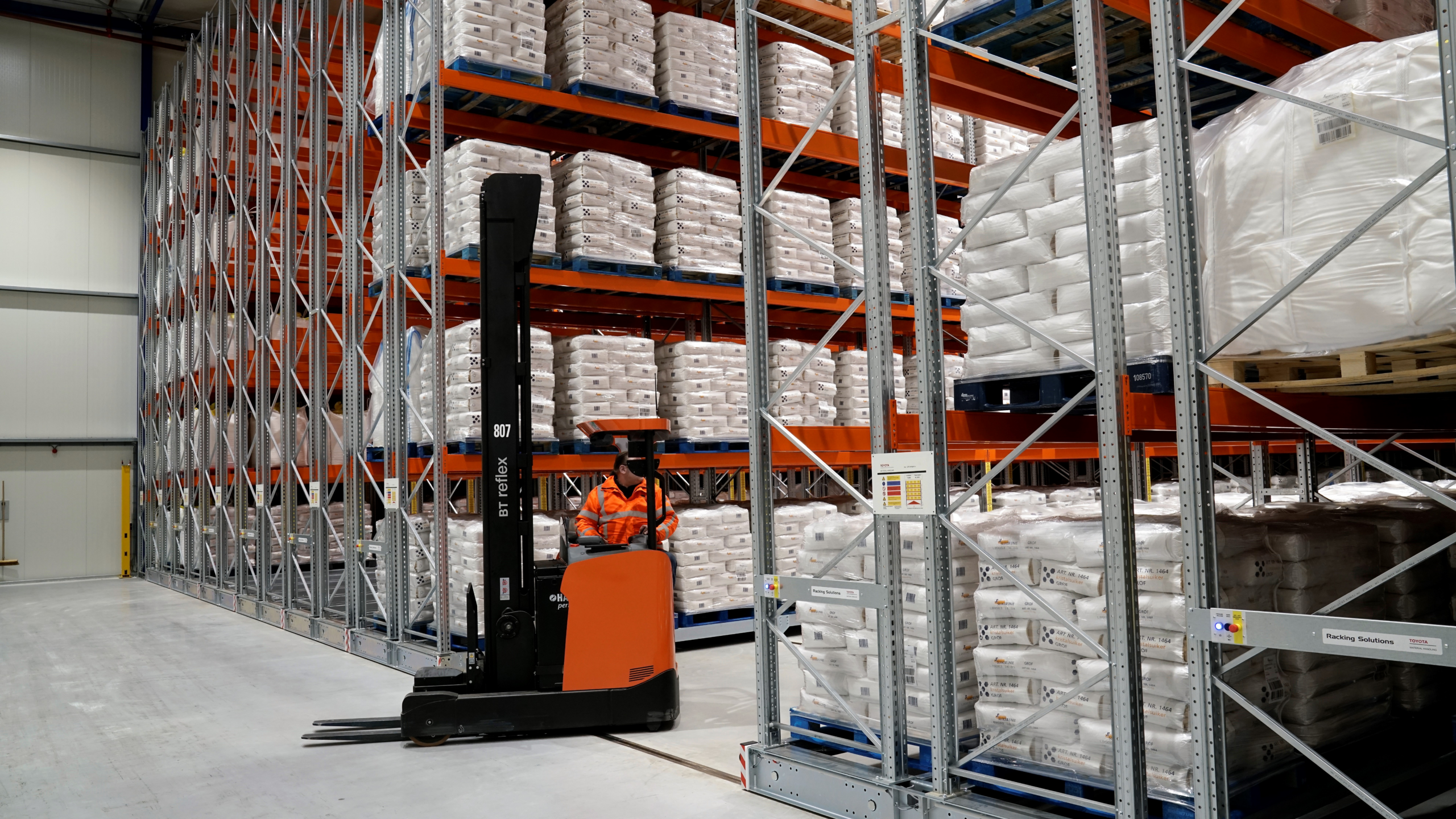 Mezzi di movimentazione magazzino: come ottimizzare efficienza e sicurezza